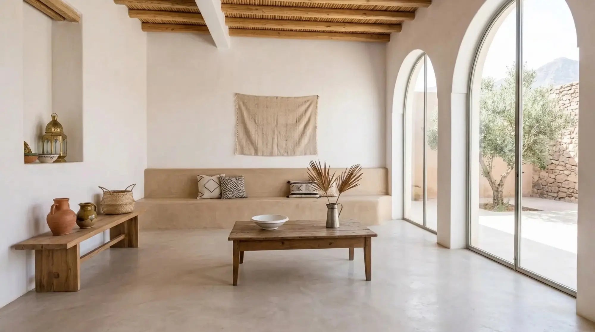 Salon marocain minimaliste avec arches et matériaux naturels, décoration berbère épurée idéale pour intérieur bohème chic maison berbère