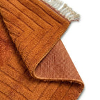 Tapis de bain en microfibre orange avec texture douce et dessous antidérapant, idéal pour salle de bain moderne et confort quotidien