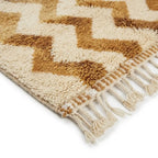 Détail des franges d’un tapis berbère beige et marron avec finitions artisanales traditionnelles