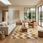 Tapis berbère beige et marron à motifs zigzag dans salon lumineux au style naturel et épuré