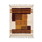 Tapis Boujad artisanal aux motifs géométriques abstraits tons ocre et marron, laine naturelle pour salon chaleureux.