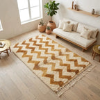 Tapis berbère beige et marron dans salon minimaliste bohème avec mobilier en bois et plantes