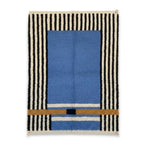 Tapis berbère Azilal bleu à rayures noires et blanches et bande moutarde, laine naturelle tissée main au Maroc.