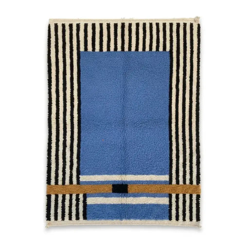 Tapis berbère Azilal bleu à rayures noires et blanches et bande moutarde, laine naturelle tissée main au Maroc.