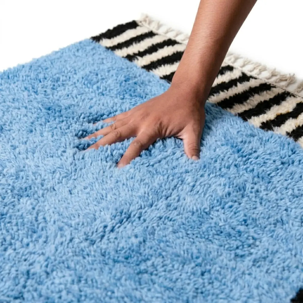 Tapis berbère bleu ciel en laine épaisse testé à la main texture ultra douce confort premium artisanat marocain