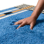 Tapis berbère bleu testé à la main texture laine douce et confortable fabrication artisanale premium