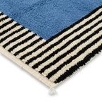 Détail tapis berbère bleu avec rayures noires et finition artisanale marocaine qualité supérieure