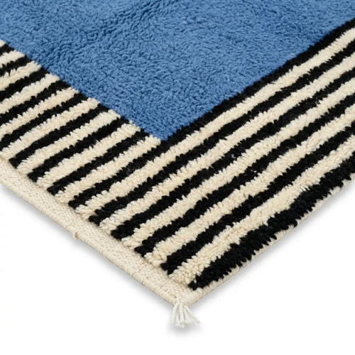 Détail tapis berbère bleu avec rayures noires et finition artisanale marocaine qualité supérieure