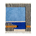Tapis berbère Azilal bleu et blanc à rayures noires design graphique moderne
