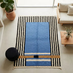 Tapis berbère bleu avec rayures noires et beige dans salon design moderne ambiance naturelle élégante