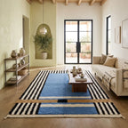 Tapis berbère bleu avec motifs rayés dans salon lumineux style bohème chic décoration chaleureuse