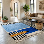 Tapis berbère bleu avec motifs géométriques et franges dans salon bohème naturel ambiance chaleureuse contemporaine
