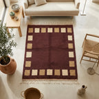 Tapis berbère bordeaux avec motifs carrés beige vue du dessus style graphique chic et artisanal