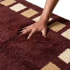 Tapis berbère bordeaux avec motifs carrés testé à la main texture douce et confortable qualité artisanale