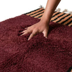 Tapis berbère bordeaux testé à la main texture laine douce et confortable fabrication artisanale premium