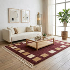 Tapis berbère bordeaux avec motifs carrés beige dans salon moderne lumineux décoration élégante