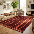 tapis berbère bordeaux et orange à motifs ethniques dans un salon lumineux au style bohème avec mobilier bois
