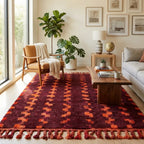 tapis berbère bordeaux avec motifs géométriques orange dans un salon naturel et chaleureux avec plantes et bois