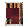 Tapis berbère Mrirt bordeaux en laine naturelle avec rayures graphiques noires et orange, tissé main au Maroc.