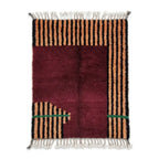 Tapis berbère Mrirt bordeaux en laine naturelle avec rayures graphiques noires et orange, tissé main au Maroc.