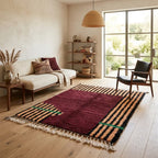Tapis berbère bordeaux avec rayures graphiques dans salon bohème chic ambiance naturelle et élégante
