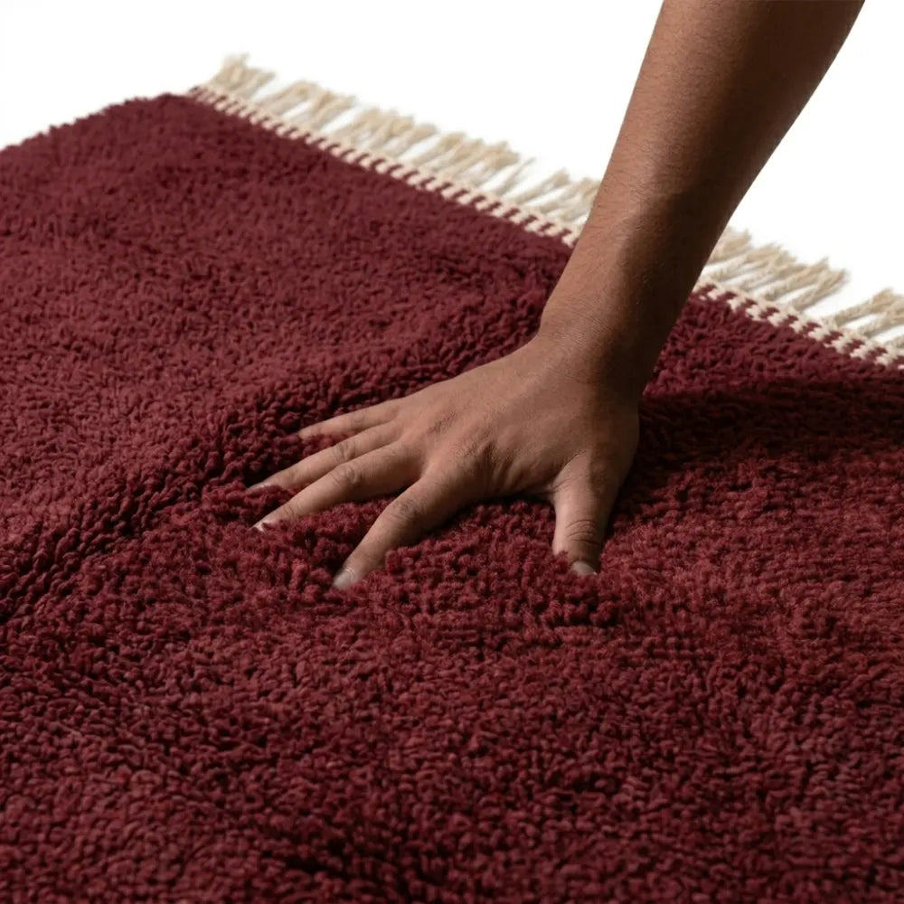 Tapis berbère bordeaux testé à la main texture laine douce et confortable fabrication artisanale