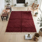 Tapis berbère bordeaux uni dans salon chaleureux ambiance cosy décoration bohème élégante