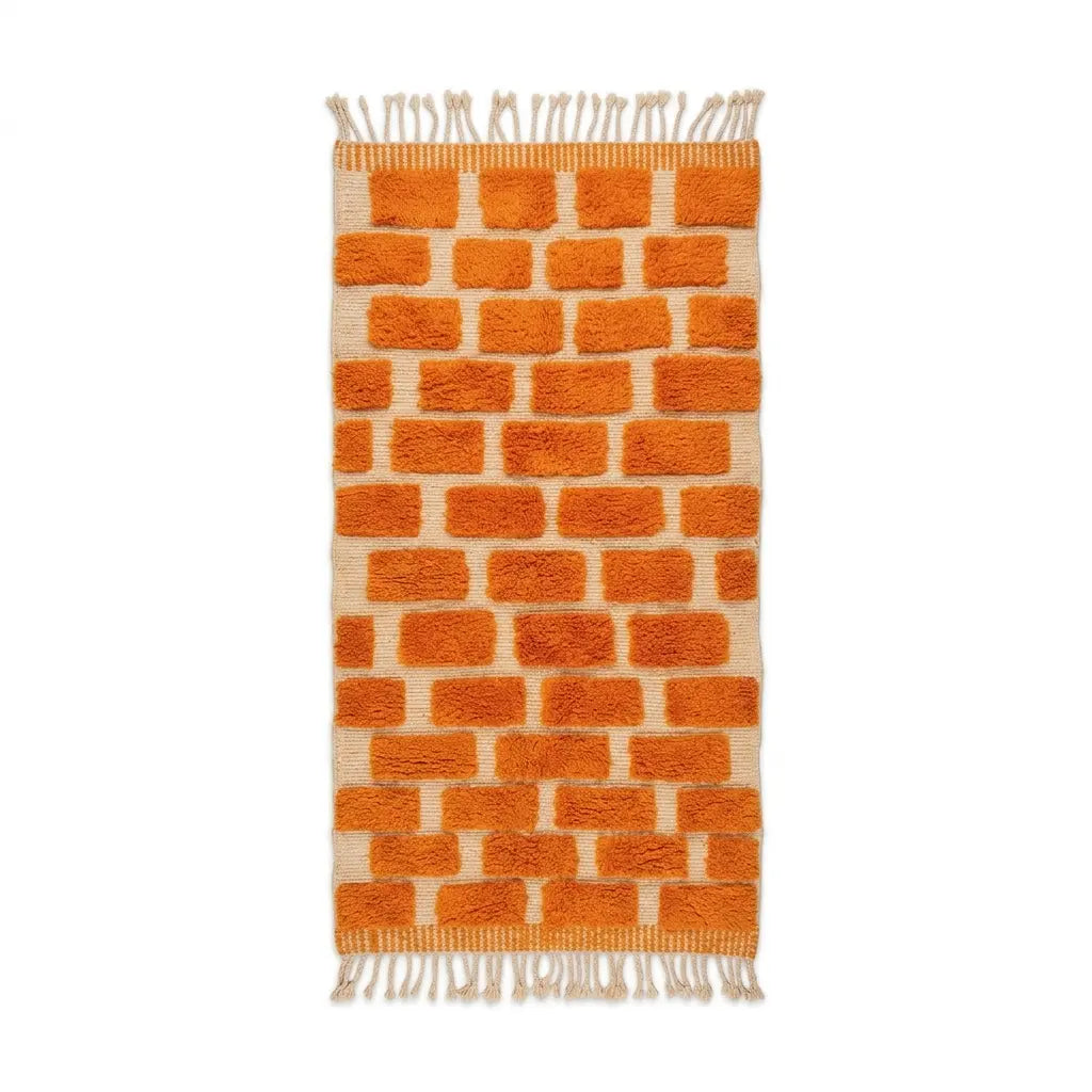 Tapis berbère Azilal orange à motif briques en relief, laine naturelle tissée main, style moderne et texture shaggy - Maison Berbère.