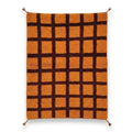 Tapis berbère en laine à carreaux orange et marron chocolat, style Beni M'guild artisanal avec pompons.