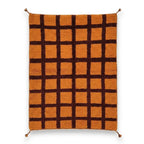 Tapis berbère en laine à carreaux orange et marron chocolat, style Beni M'guild artisanal avec pompons.