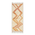 Tapis berbère Azilal blanc crème avec motifs zigzag orange et ocre, tissé à la main en laine naturelle.