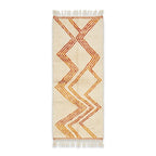 Tapis berbère Azilal blanc crème avec motifs zigzag orange et ocre, tissé à la main en laine naturelle.