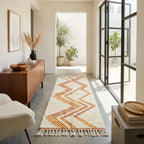 Tapis berbère couloir crème avec motifs zigzag orange dans entrée lumineuse style bohème chic
