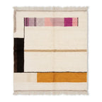 Tapis berbère Azilal blanc crème avec motifs géométriques rose violet et orange design moderne fait main en laine