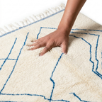 Tapis berbère crème avec motifs bleus testé à la main texture laine douce et moelleuse artisanale