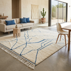 Tapis berbère crème à motifs bleus dans salon contemporain ambiance chaleureuse design minimaliste