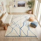 Tapis berbère crème à lignes bleues dans salon lumineux décoration moderne bohème chic élégante