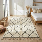Tapis berbère crème à motifs noirs dans chambre naturelle ambiance zen décoration minimaliste