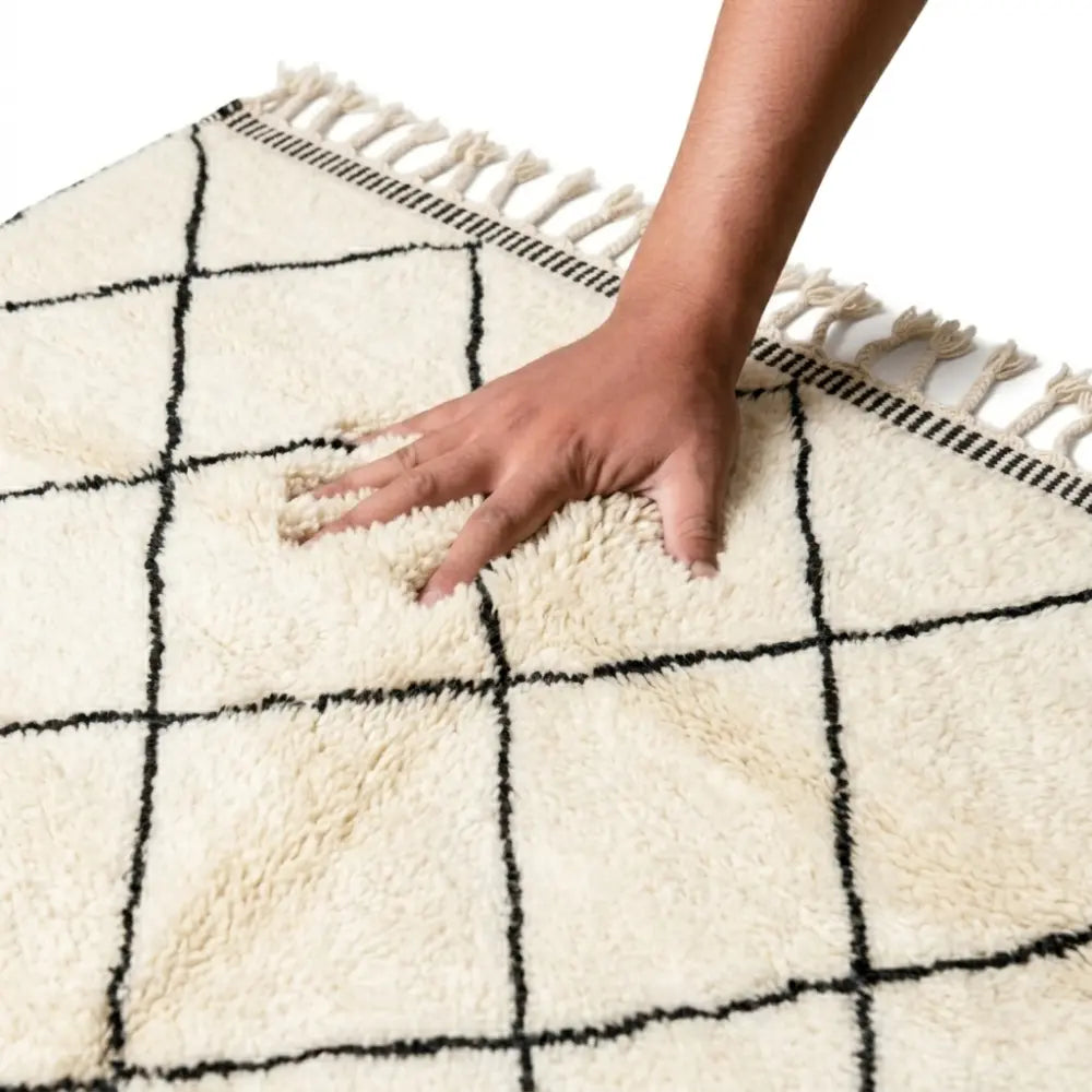 Tapis berbère crème avec lignes noires testé à la main texture douce laine épaisse artisanale premium