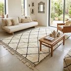 Tapis berbère crème avec lignes noires géométriques dans salon moderne lumineux style bohème chic