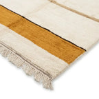 Détail tapis berbère crème avec motifs colorés et franges finition artisanale marocaine premium