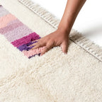 Tapis berbère crème avec bandes colorées testé à la main texture laine épaisse douce artisanale