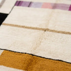 Gros plan tapis berbère crème avec lignes colorées texture laine moelleuse artisanat marocain haut de gamme