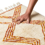 Tapis berbère crème à motifs orange testé à la main texture douce et moelleuse fabrication artisanale