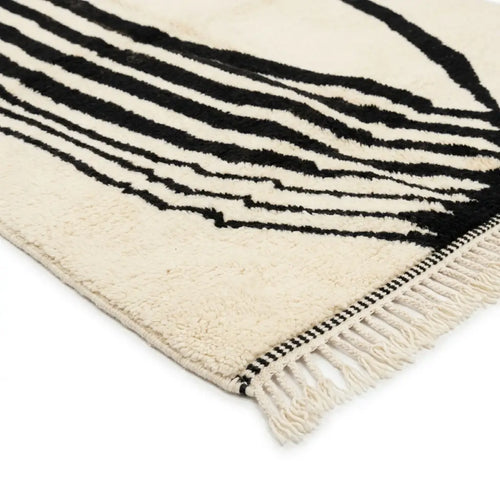 Détail tapis berbère crème avec franges et bordures noires finition artisanale marocaine premium