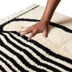 Tapis berbère crème et noir testé à la main texture moelleuse confort luxe fabrication artisanale