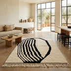 Tapis berbère crème avec motif abstrait noir dans salon moderne lumineux décoration minimaliste chic