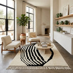 Tapis berbère crème avec motifs noirs dans salon élégant naturel ambiance chaleureuse style bohème