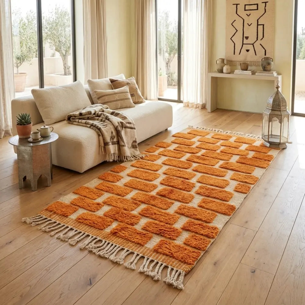 Tapis berbère crème avec motifs orange dans salon bohème élégant ambiance chaleureuse et artisanale