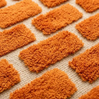 Gros plan tapis berbère crème avec rectangles orange texture laine moelleuse artisanat marocain premium